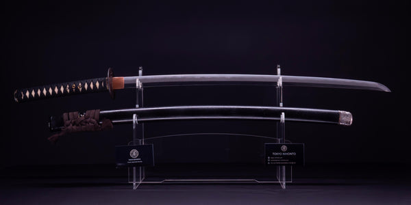 Antiek Japans Katana-zwaard met ijzeren tsuba en zwarte lakmonturen